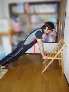 椅子腕立て